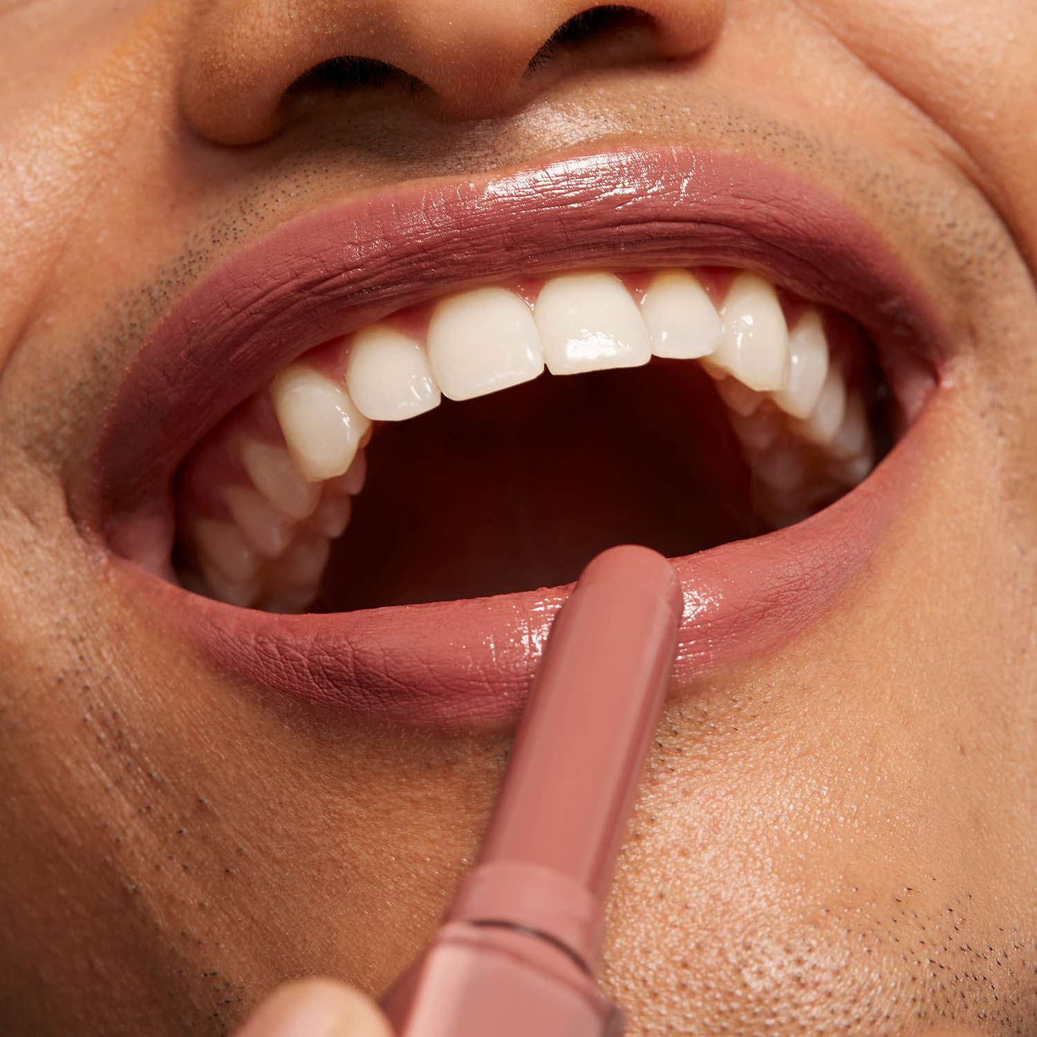 THE COLOR LIP GLOW (LABIAL HIDRATANTE CON ACABADO GLOW)